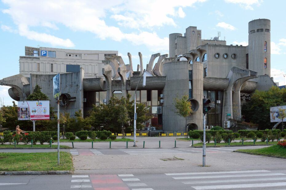 Poste centrale de Skopje en Macédoine du Nord, bâtiment brutaliste aux formes futuristes en béton