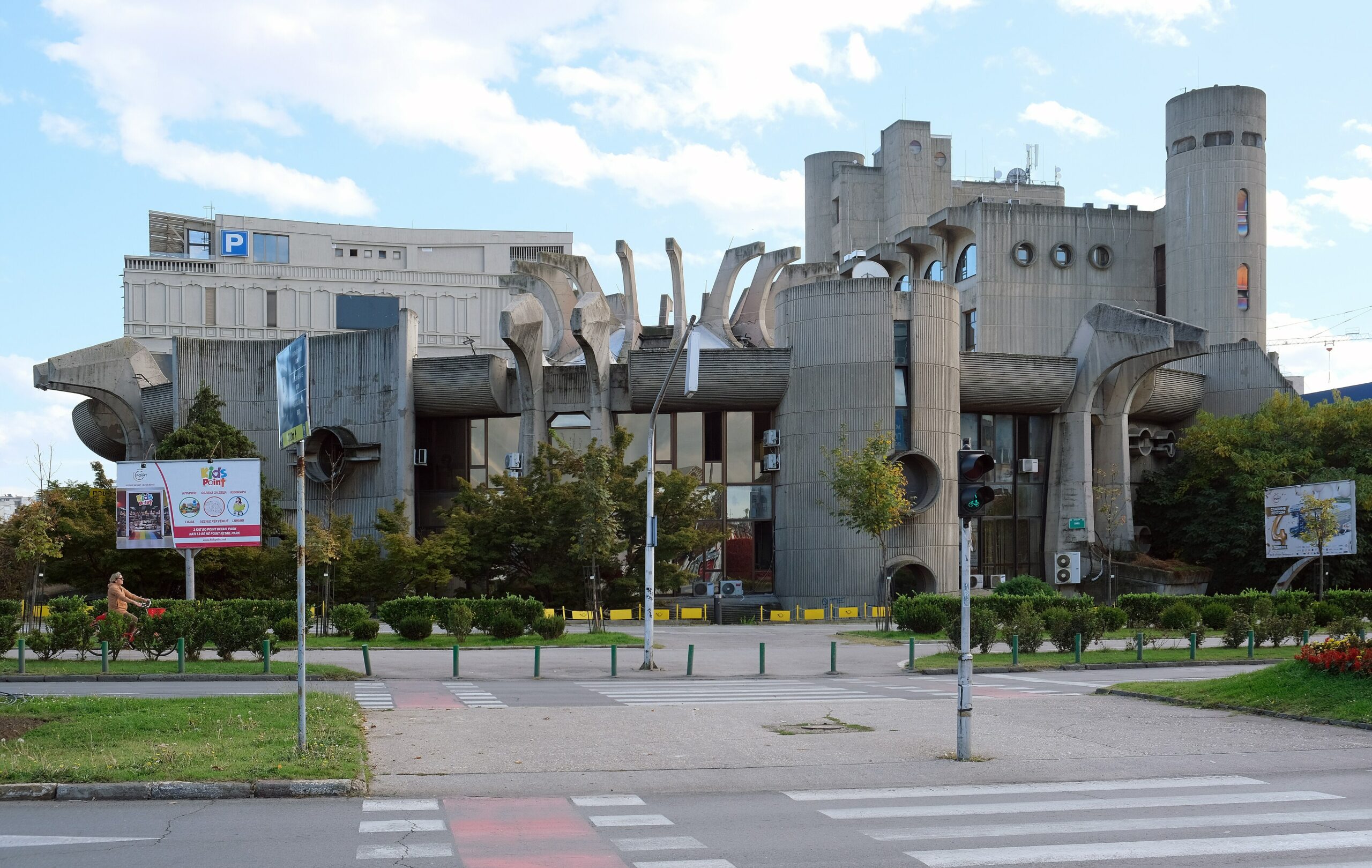 La poste centrale brutaliste de Skopje Poste centrale de Skopje en Macédoine du Nord, bâtiment brutaliste aux formes futuristes en béton