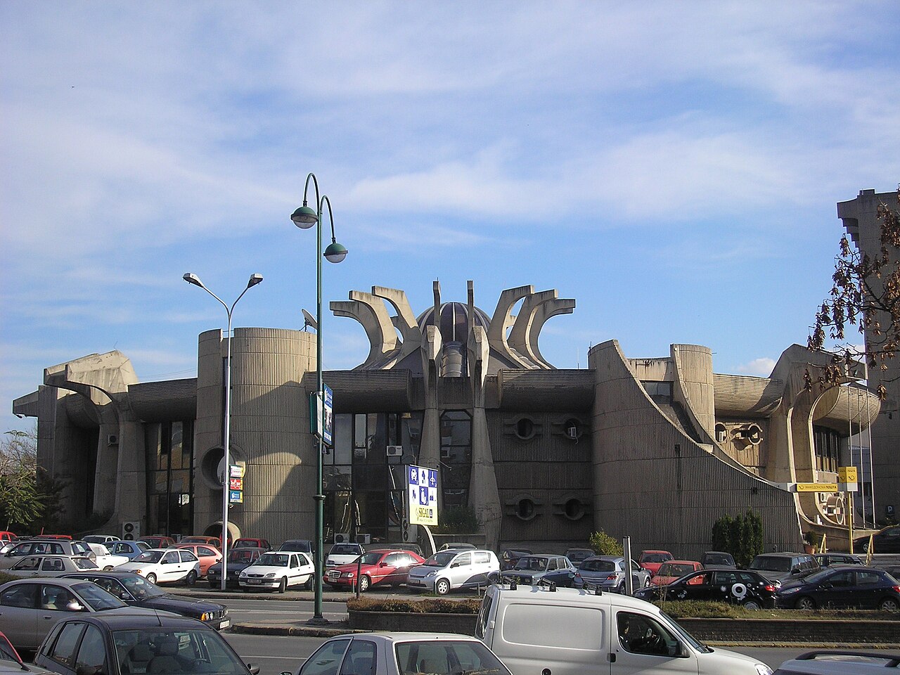 poste centrale skopje brutaliste 2009 La poste centrale de Skopje en 2009, avec son architecture brutaliste en béton, avant l'incendie de 2013.