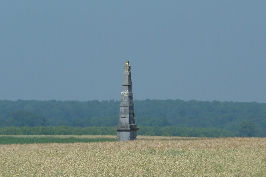 La Pyramide de Verlée, un étrange monument belge à l'origine mystérieuse pyramide verlee dans les champs La Pyramide de Verlée, obélisque de pierre isolé au milieu des champs en Belgique