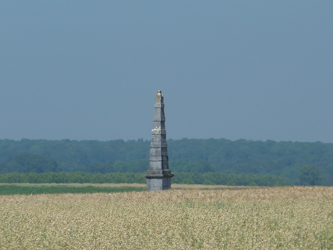 pyramide verlee dans les champs La Pyramide de Verlée, obélisque de pierre isolé au milieu des champs en Belgique