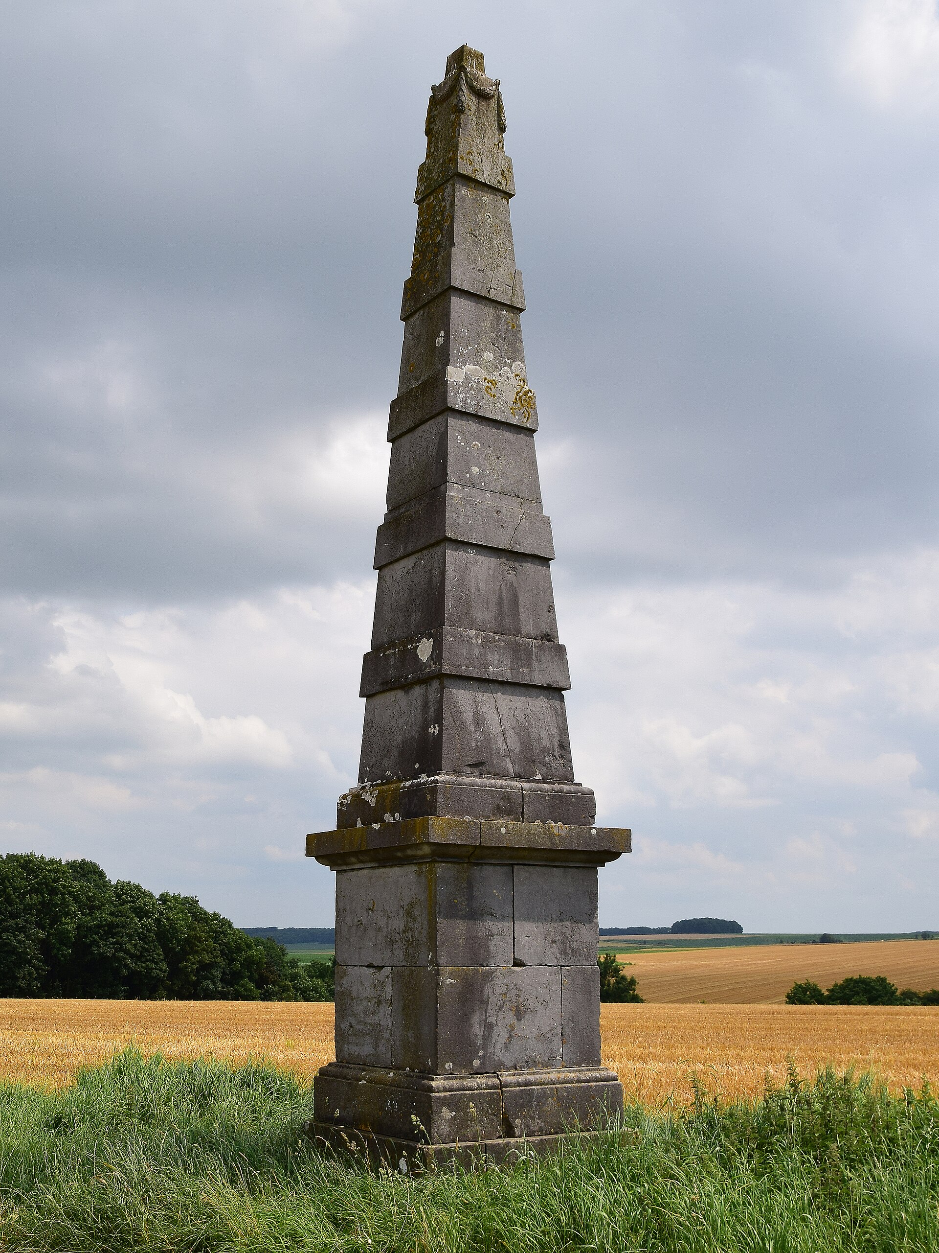 La Pyramide de Verlée Pyramide de Verlée, obélisque isolé dans la campagne belge