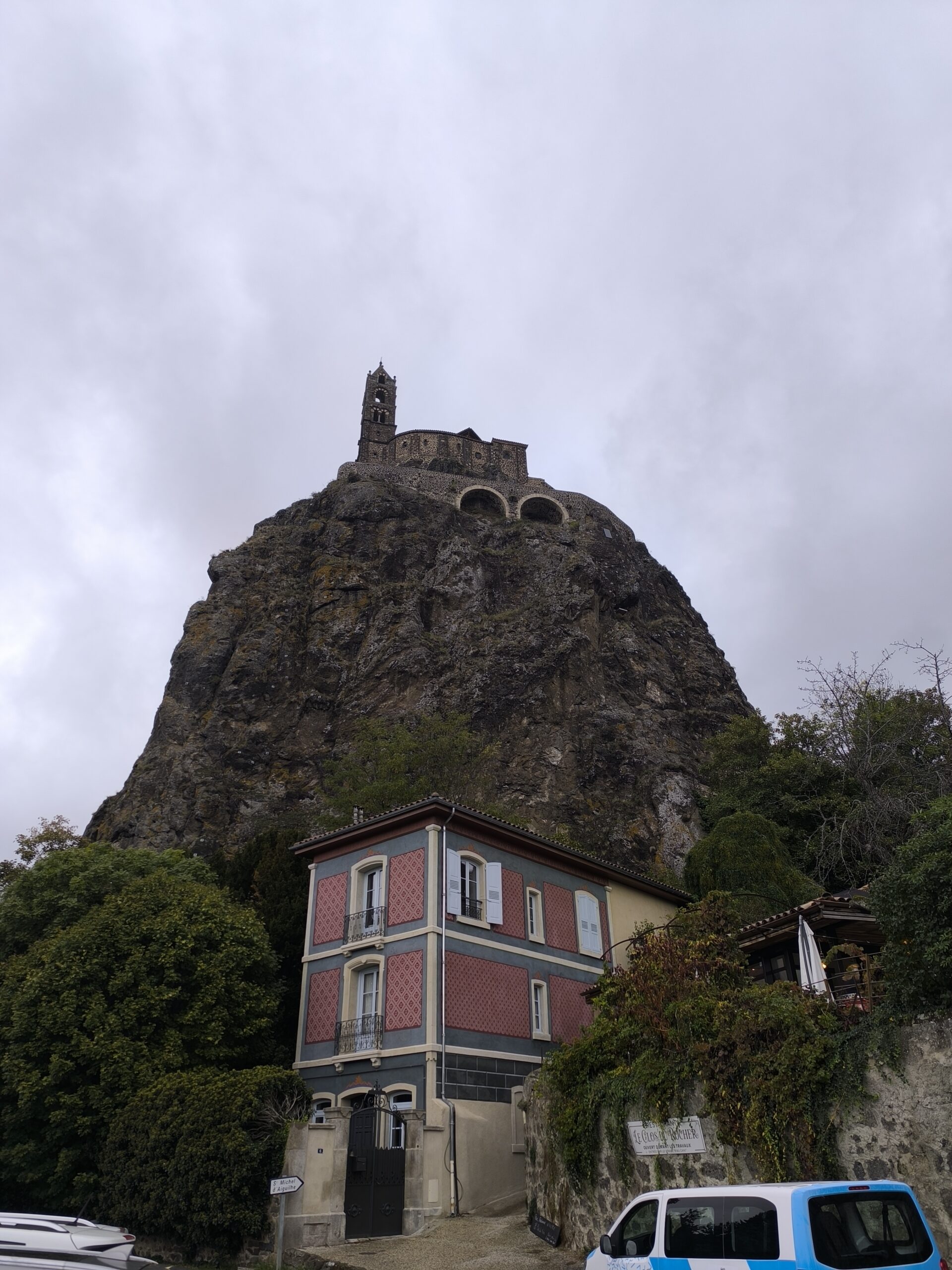 rocher aiguilhe puy en velay Le rocher volcanique Saint-Michel d'Aiguilhe dominant les habitations situées à sa base