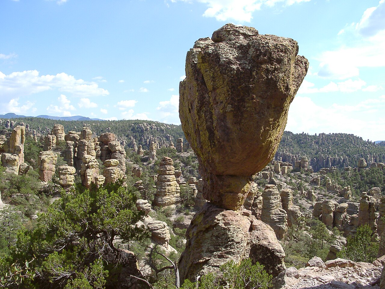 rocher equilibre heart of rocks chiricahua Énorme rocher en équilibre dans Heart of Rocks à Chiricahua en Arizona