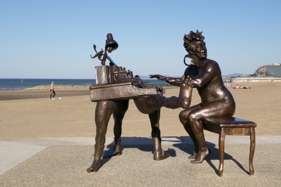 Statue de Terry Jones en organiste nu des Monty Python à Colwyn Bay