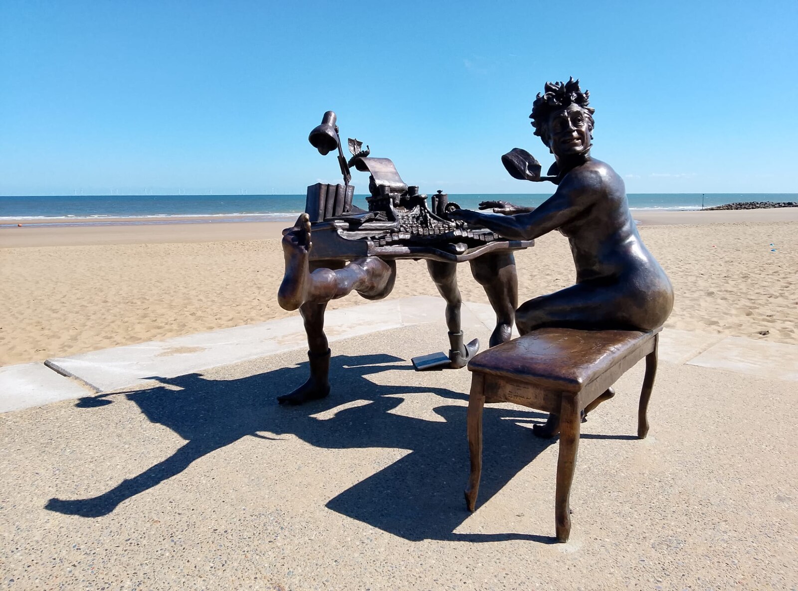 statue terry jones orgue colwyn bay Statue de Terry Jones et son orgue bureau à Colwyn Bay