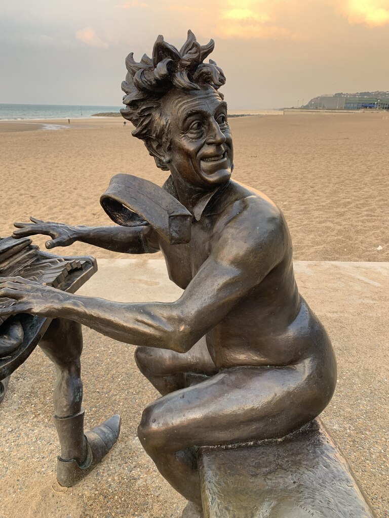 terry jones pianiste nu statue Alt : Terry Jones représenté nu devant son orgue dans la statue de Colwyn Bay